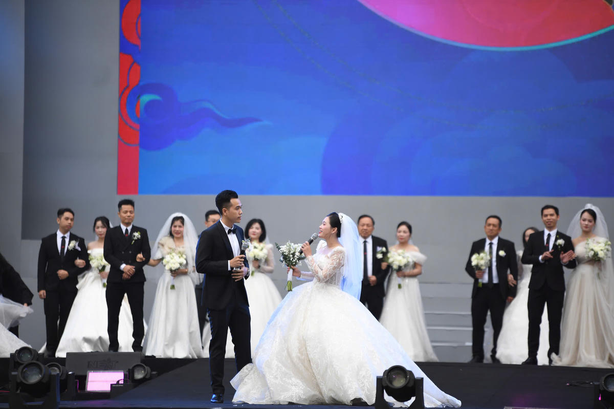 Les couples ont partagé leur bonheur sur scène. Photo : Pham Sy.