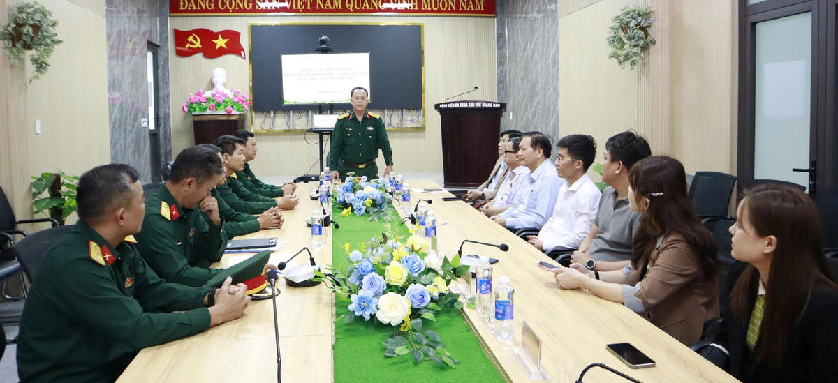 Đại tá Trần Hữu Ích, Chỉ huy trưởng Bộ CHQS TP Đà Nẵng đến thăm, làm việc với BVĐK KV Quảng Nam. Ảnh: CV.