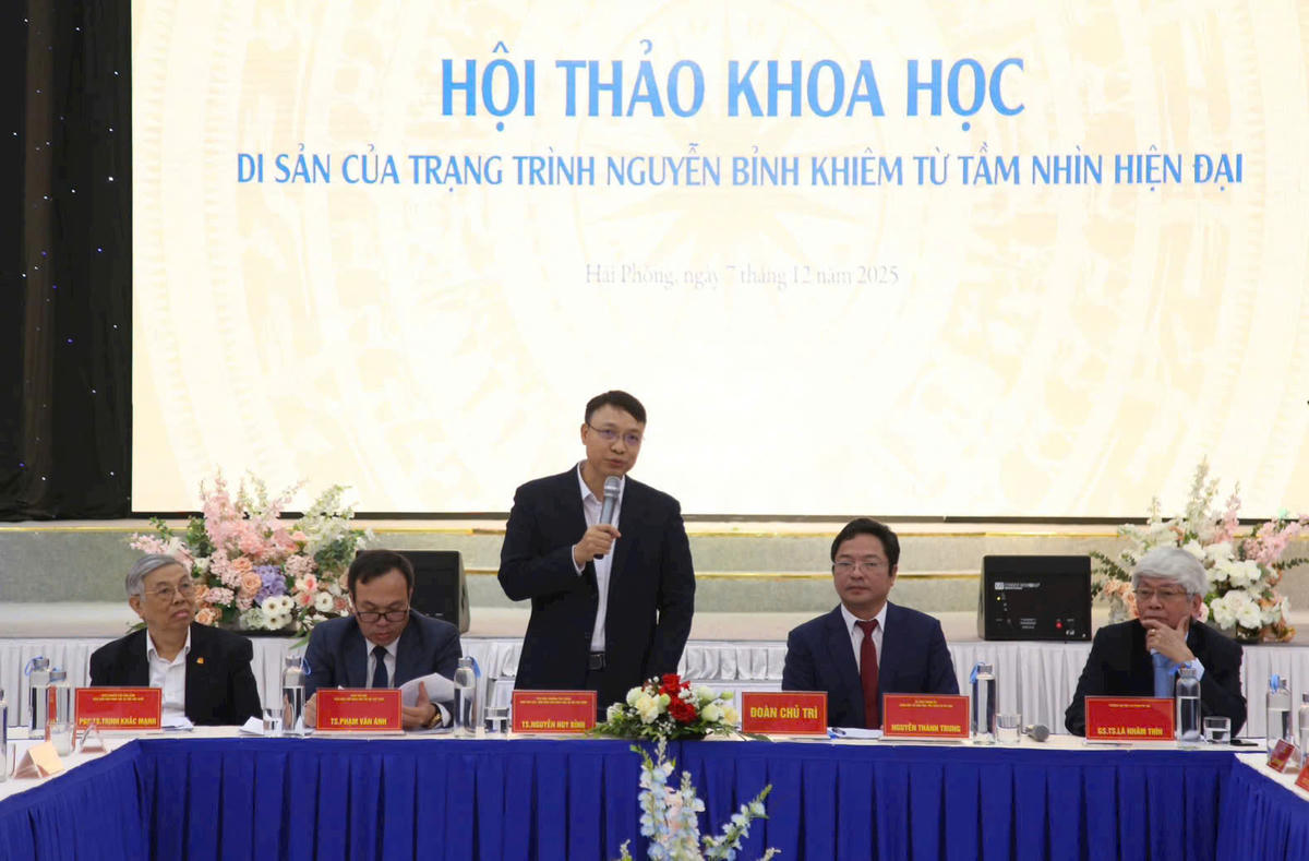 Chủ tọa điều hành hội thảo gồm lãnh đạo Viện Văn học, Sở Văn hóa và Thể thao TP Hải Phòng, cùng các chuyên gia, học giả hàng đầu trong lĩnh vực Hán Nôm, văn hóa và văn học dân tộc. Ảnh: VD.