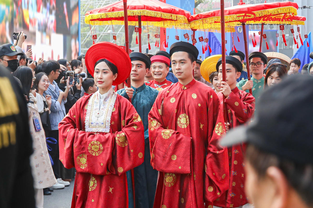 Khoảng 800 người tham gia, phần lớn là người trẻ, khoác lên mình những bộ cổ phục được phục dựng theo tư liệu lịch sử.