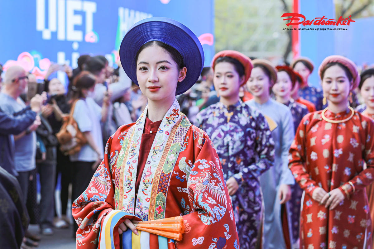 Điểm nhấn của chương trình là màn tái hiện nghi lễ hỷ sự thời Nguyễn theo hình thức diễu hành ngoài trời.