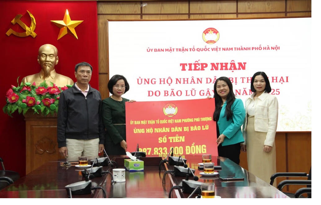 Chủ tịch Ủy ban MTTQ Việt Nam TP Hà Nội Bùi Huyền Mai tiếp nhận tiền ủng hộ đồng bào bị ảnh hưởng mưa lũ từ Ủy ban MTTQ Việt Nam phường Phú Thượng.
