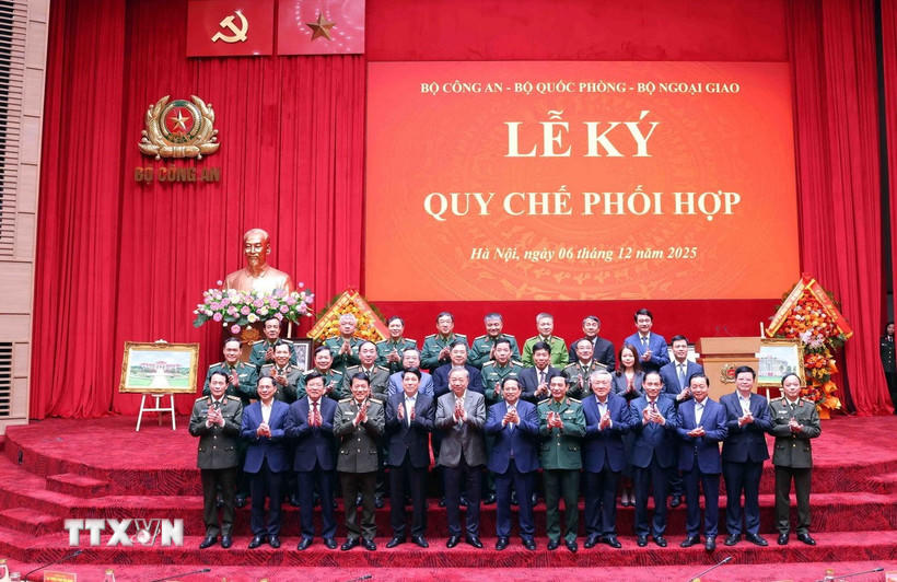 Tổng Bí thư Tô Lâm, Chủ tịch nước Lương Cường và Thủ tướng Phạm Minh Chính với các đại biểu. (Ảnh: Phạm Kiên/TTXVN).