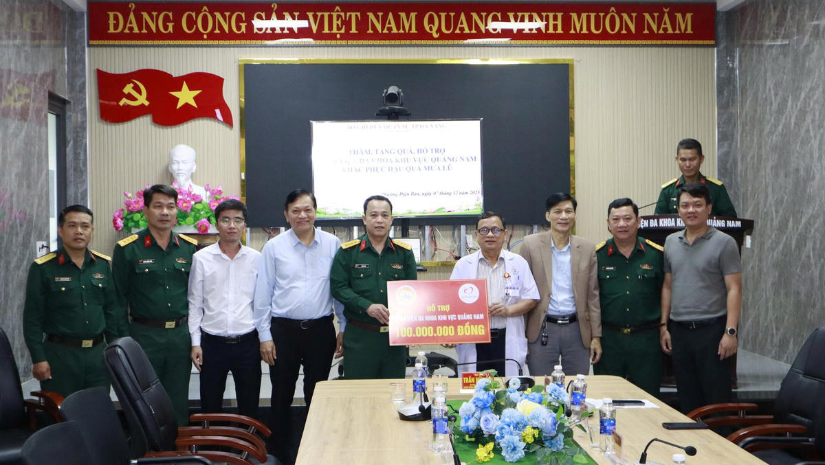 Bộ CHQS TP Đà Nẵng cùng các mạnh thường quân trao cho BVĐK KV Quảng Nam 100 triệu đồng khắc phục hậu quả thiên tai. Ảnh: CV.