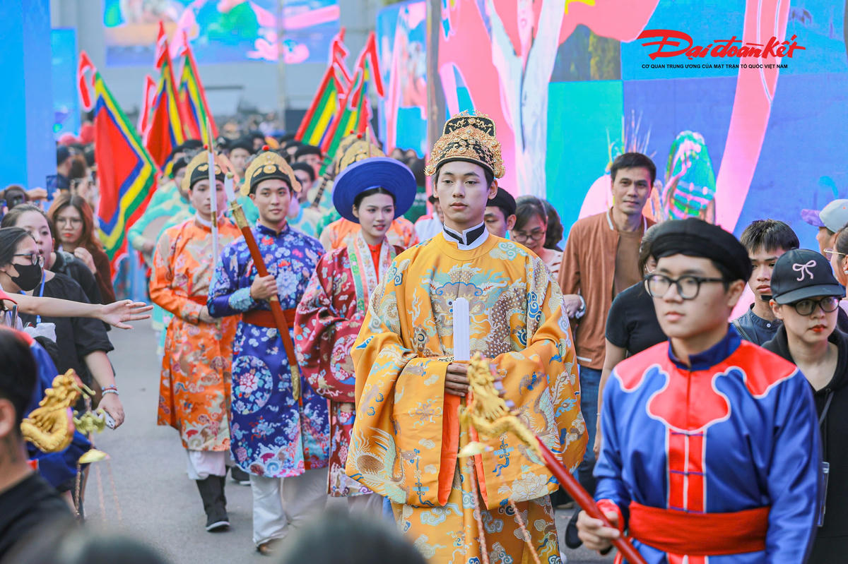 Chiều 7/12, phố đi bộ Hồ Gươm xuất hiện khoảng 800 người trong Việt phục để tái hiện một nghi lễ cưới truyền thống ngay giữa lòng Thủ đô.