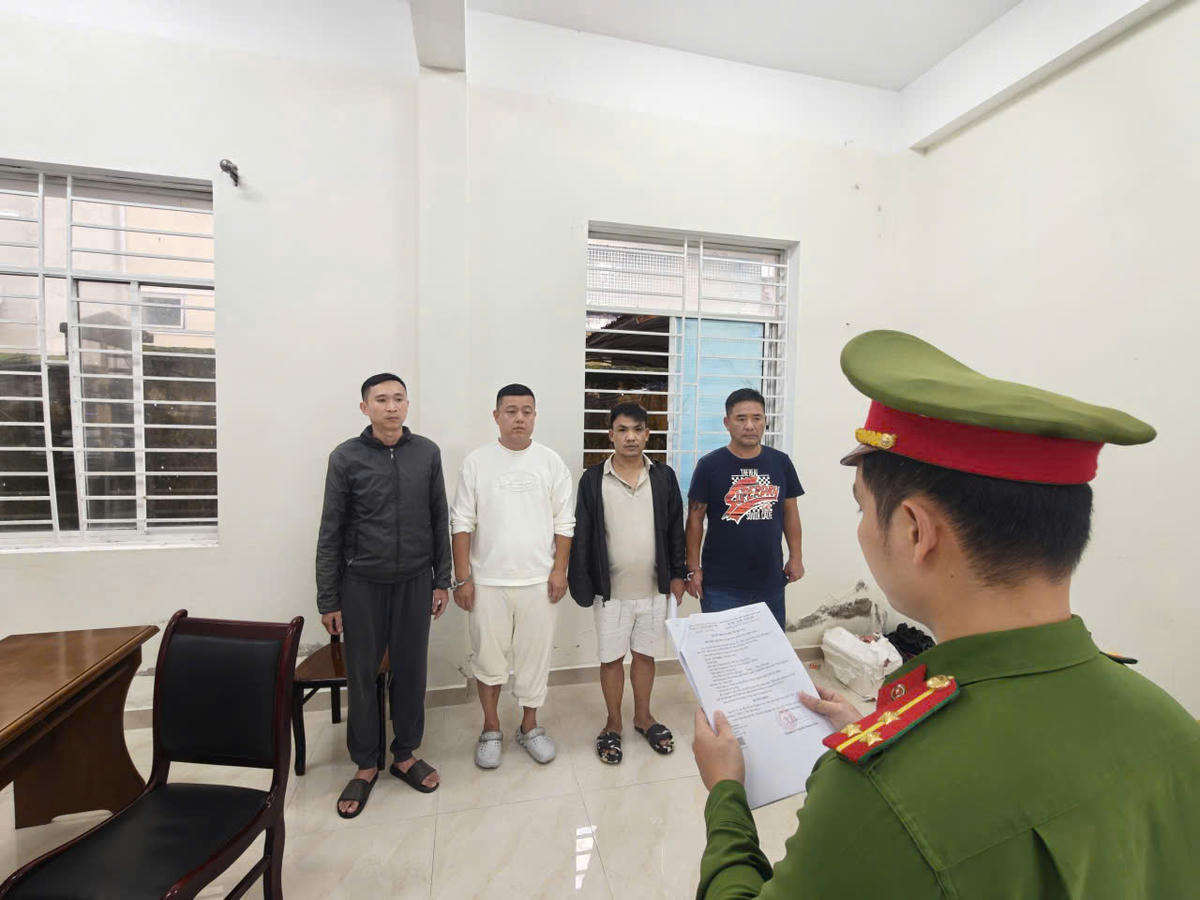 Công an TP Đà Nẵng đọc quyết định khởi tố 4 đối tượng về hành vi bắt giữ người trái pháp luật. Ảnh: CV.