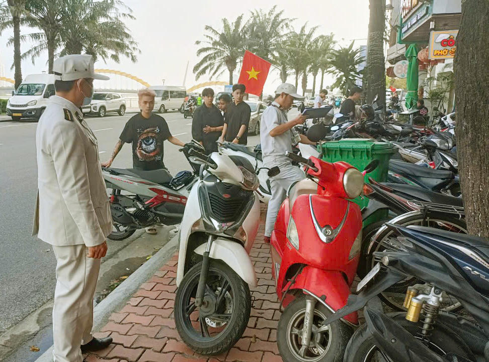 Yêu cầu một vị trí di dời xe máy để trả lại lối dành cho người đi bộ trên đường Bạch Đằng. Ảnh: Nguyễn Tú.