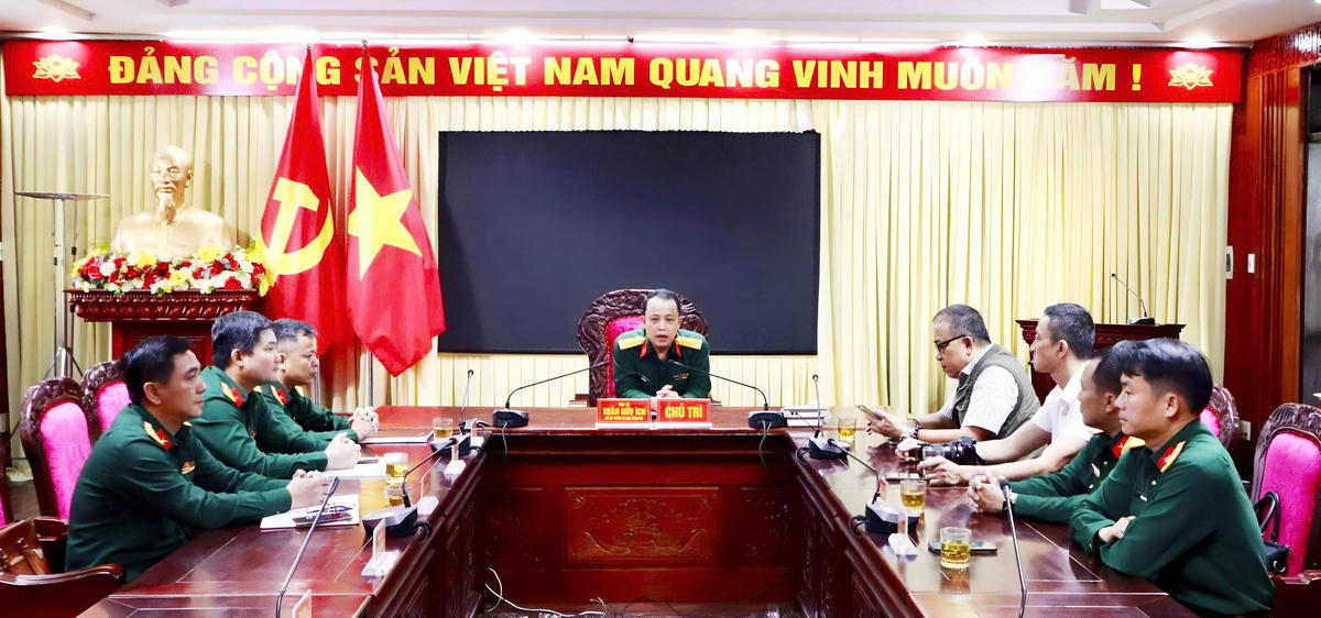 Đại tá Trần Hữu Ích, Chỉ huy trưởng Bộ CHQS TP Đà Nẵng tại buổi làm việc cùng Nhà báo Tấn Thành.Ảnh: Chí Đại.