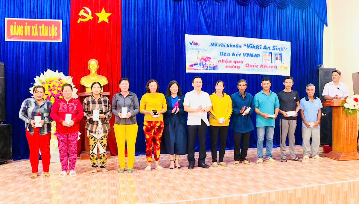 Việc tặng điện thoại thông minh cho người nghèo, nhằm hỗ trợ người dân tiếp cận công nghệ, góp phần thực hiện hiệu quả công tác chuyển đổi số mà Đảng và Nhà nước đang triển khai mạnh mẽ. Ảnh: tanloc.camau.gov.vn.