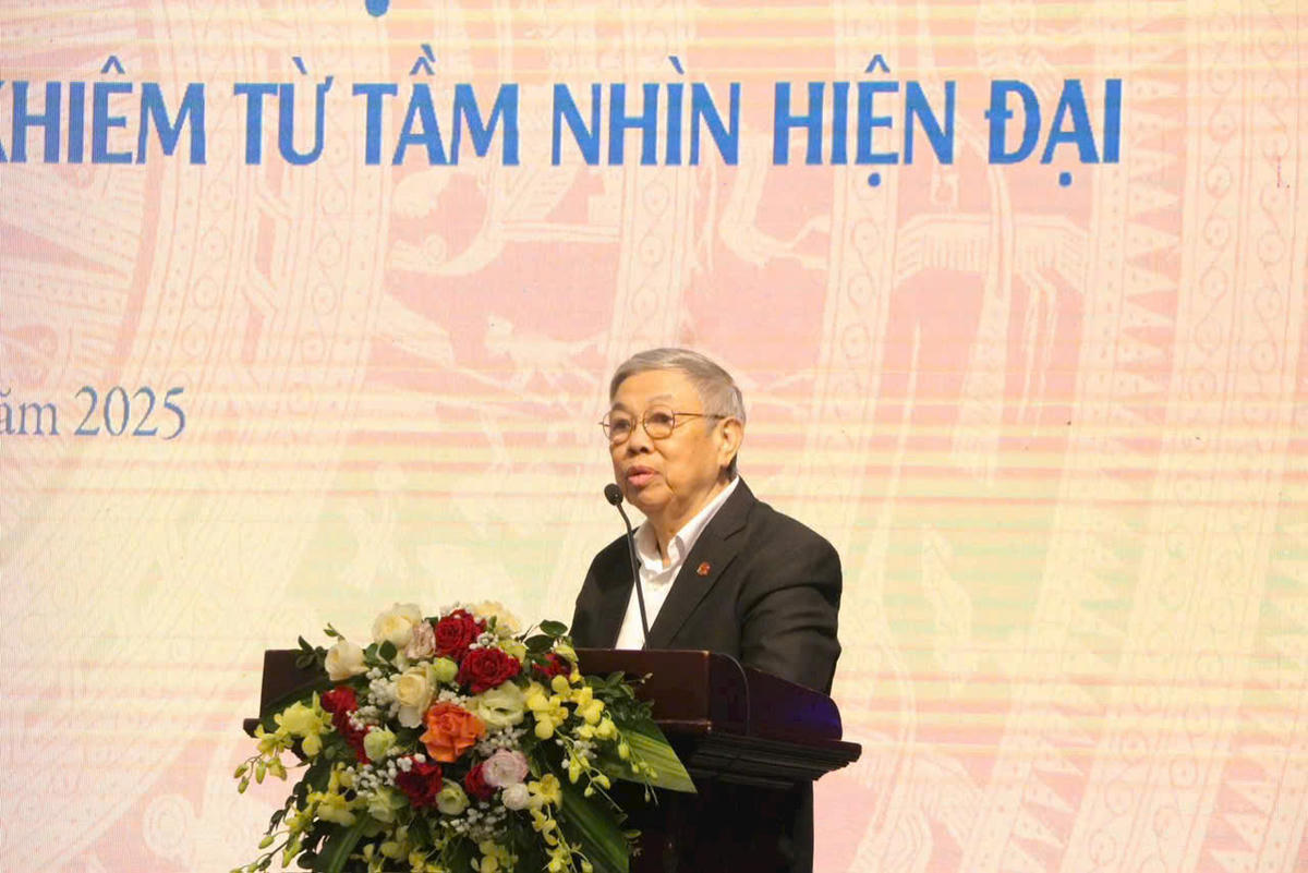 Phó giáo sư, Tiến sĩ Trịnh Khắc Mạnh, nguyên Viện trưởng Viện nghiên cứu Hán Nôm, Viện Hàn lâm khoa học xã hội Việt Nam phát biểu tham luận. Ảnh: VD. 