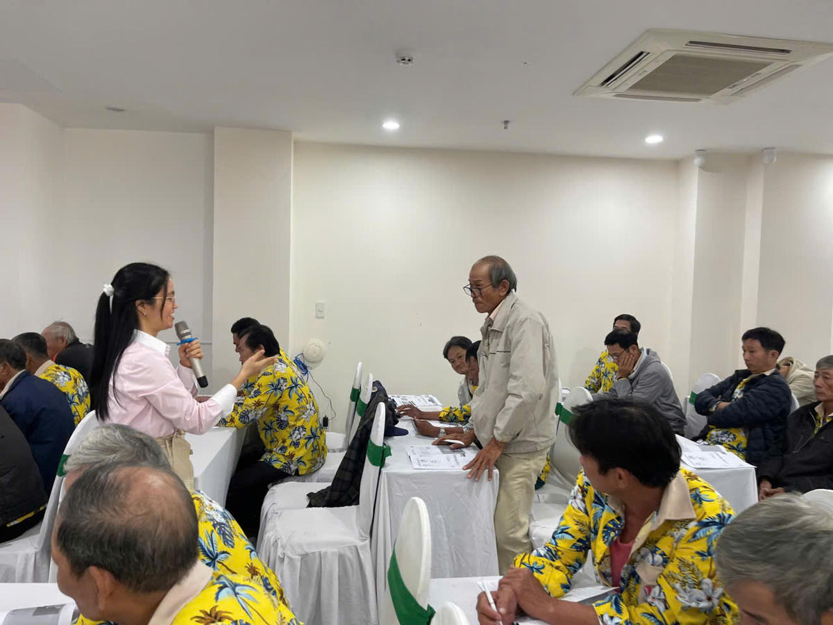 Bồi dưỡng ngôn ngữ và văn hóa Hàn Quốc cho đội viên Đội Xích lô du lịch. Ảnh: Nguyễn Tú.