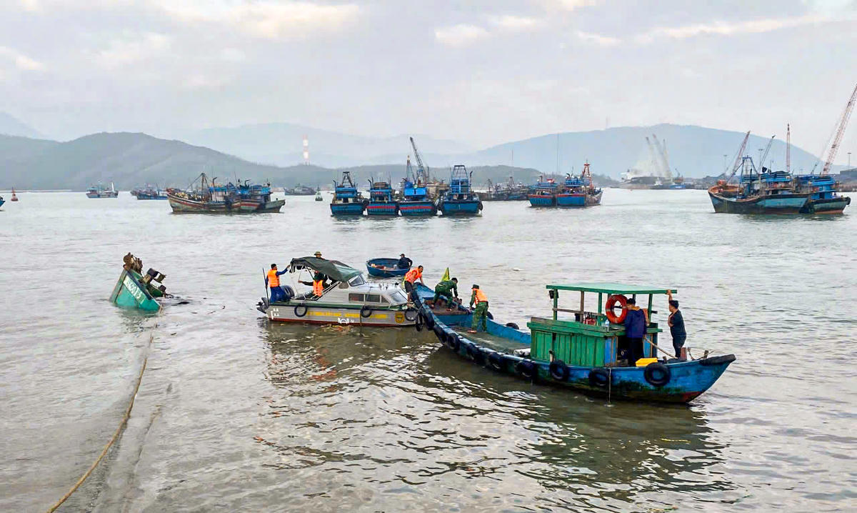 Cán bộ Trạm Biên phòng cửa khẩu Cảng Hòn La và xuồng ST66o phối hợp kiểm tra và hỗ trợ trục vớt tàu cá BV-93600-TS bị chìm. Ảnh: HN