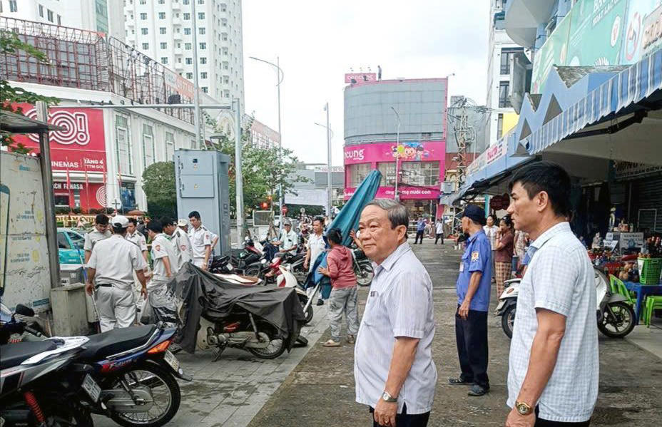 Kiểm tra, lập lại trật tự khu vực trước chợ Cồn. Ảnh: Nguyễn Tú.