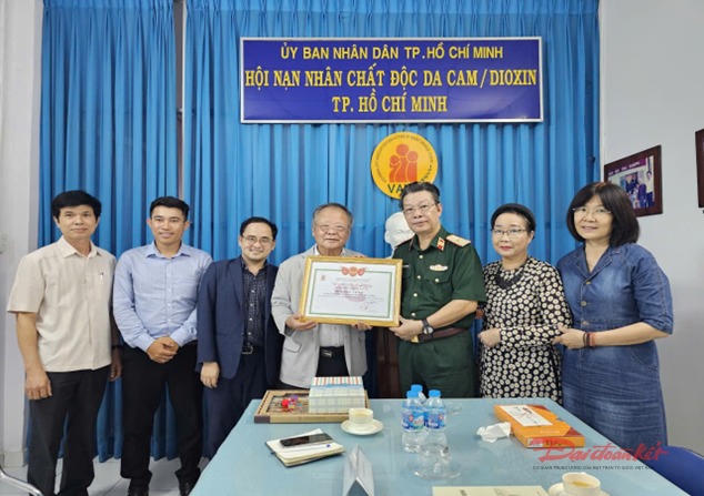 Thiếu tướng Nguyễn Hồng Sơn tiếp đoàn Hiệp hội Hiroshima – Việt Nam đến thăm và làm việc. Ảnh: HAVA.