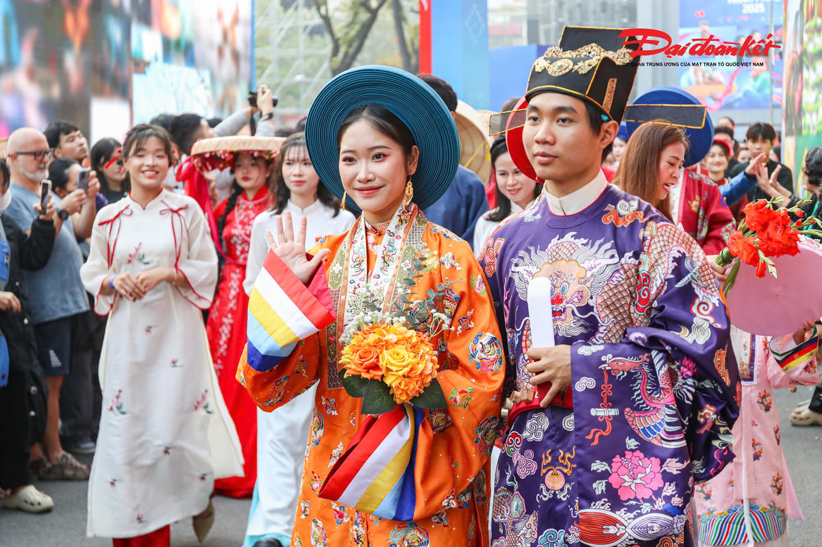 Điểm mới của chương trình năm nay là mở đăng ký theo cặp đôi (1 nam - 1 nữ), khuyến khích người tham gia hóa thân thành nhân vật chính của lễ rước. 