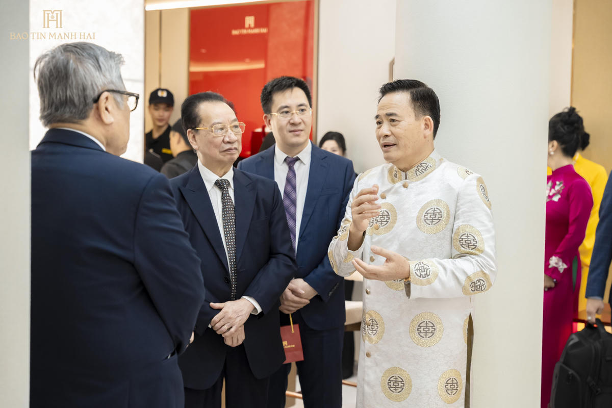 Ông Vũ Mạnh Hải – Nghệ nhân Ưu tú, Nhà sáng lập thương hiệu (ngoài cùng bên tay phải) chia sẻ tại sự kiện.