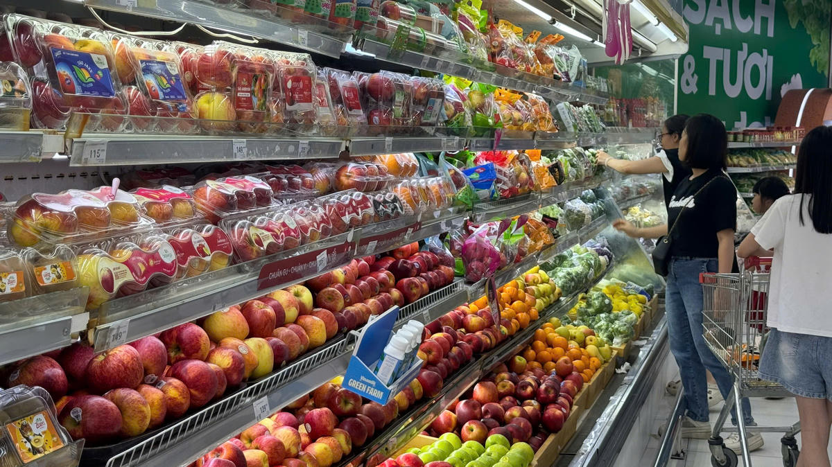 Nguồn cung hàng hóa tại hệ thống siêu thị khá dồi dào. Ảnh: XUÂN HOA. 