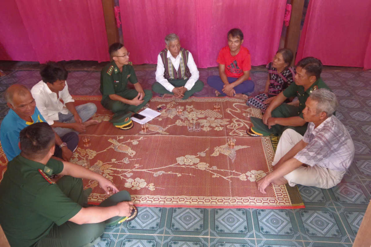 Già làng, người có uy tín ở các xã vùng cao, thành phố Huế như cánh tay nối dài giữa chính quyền và người dân trong công tác xóa đói, giảm nghèo ở địa phương. Ảnh: N.Q.