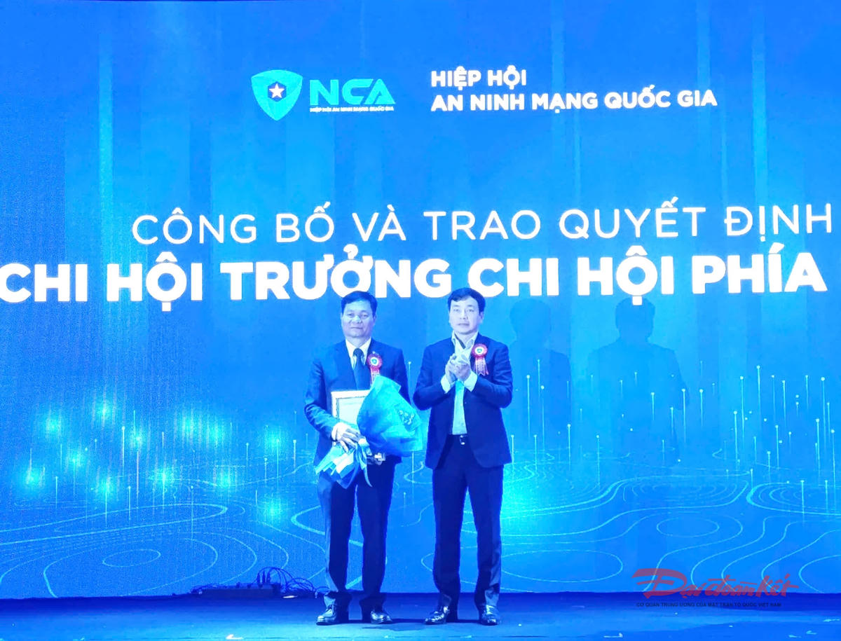 Trao quyết định bổ nhiệm&nbsp;Thiếu tướng Lê Minh Mạnh làm&nbsp;Chi Hội trưởng NCA phía Nam. Ảnh: Hồng Phúc.