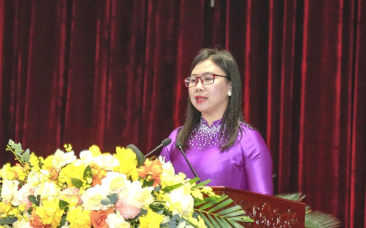 Phó Chủ tịch Ủy ban MTTQ tỉnh Nguyễn Thị Phương trình bày thông báo về công tác Mặt trận tham gia xây dựng chính quyền và tổng hợp ý kiến, kiến nghị của cử tri gửi đến kỳ họp. Ảnh: Lê Hợi