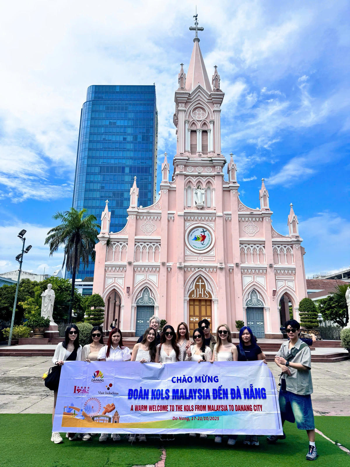 Các KOL Malaysia tham quan Nhà thờ Chính tòa Đà Nẵng trong chương trình quảng bá du lịch Đà Nẵng. Ảnh: Nguyễn Tú.