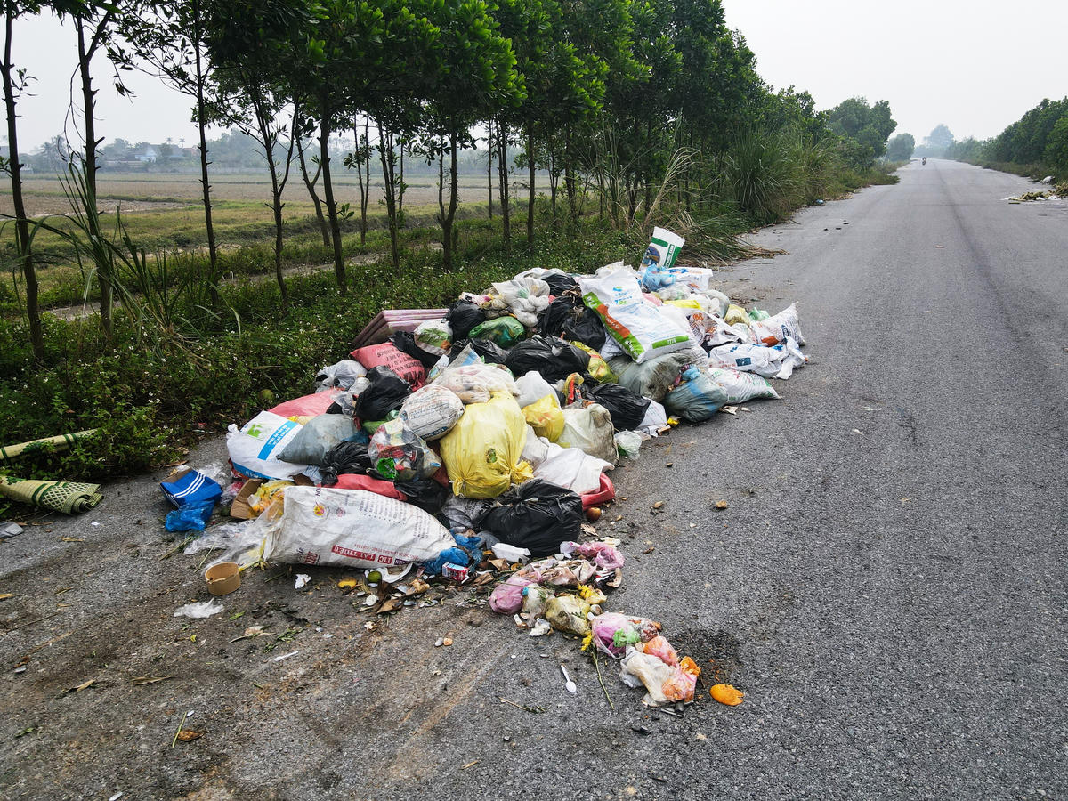 Thậm chí, tại một số đoạn, người dân đã tranh thủ làm nơi tập kết rác sinh hoạt, gây ô nhiễm môi trường, mất mỹ quan... Ảnh: Nguyễn Chung.