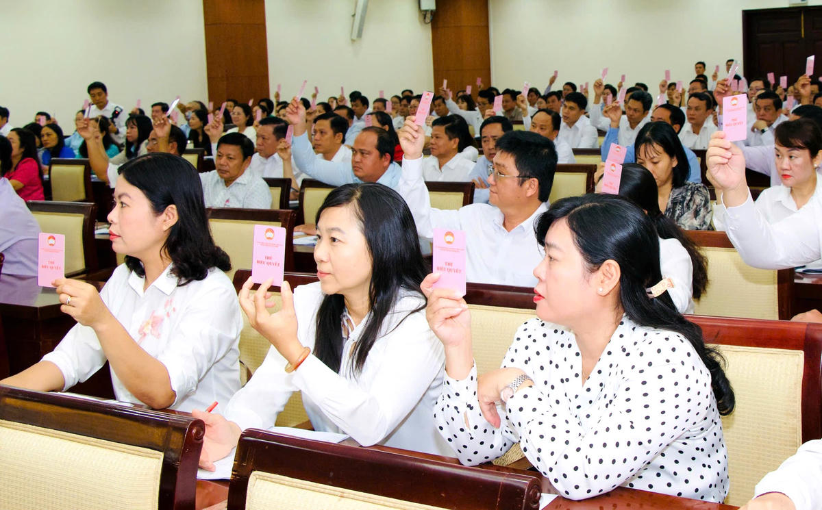 Các đại biểu biểu quyết thông qua số lượng người được giới thiệu ứng cử ĐBQH khóa XVI nhiệm kỳ 2026 – 2031 tại TP Hồ Chí Minh. Ảnh: A.H.