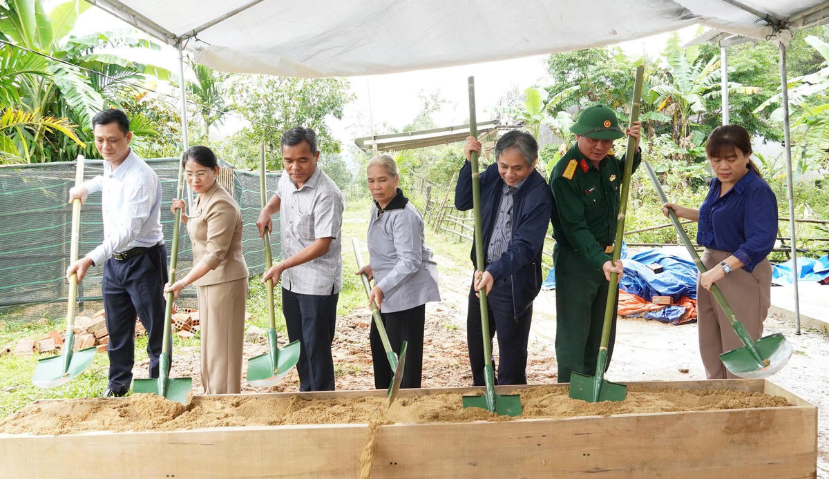 Lãnh đạo tỉnh Quảng Ngãi thực hiện nghi thức khởi công xây nhà mới nhà dân bị hư hỏng đợt mưa lũ vừa qua. Ảnh: CV