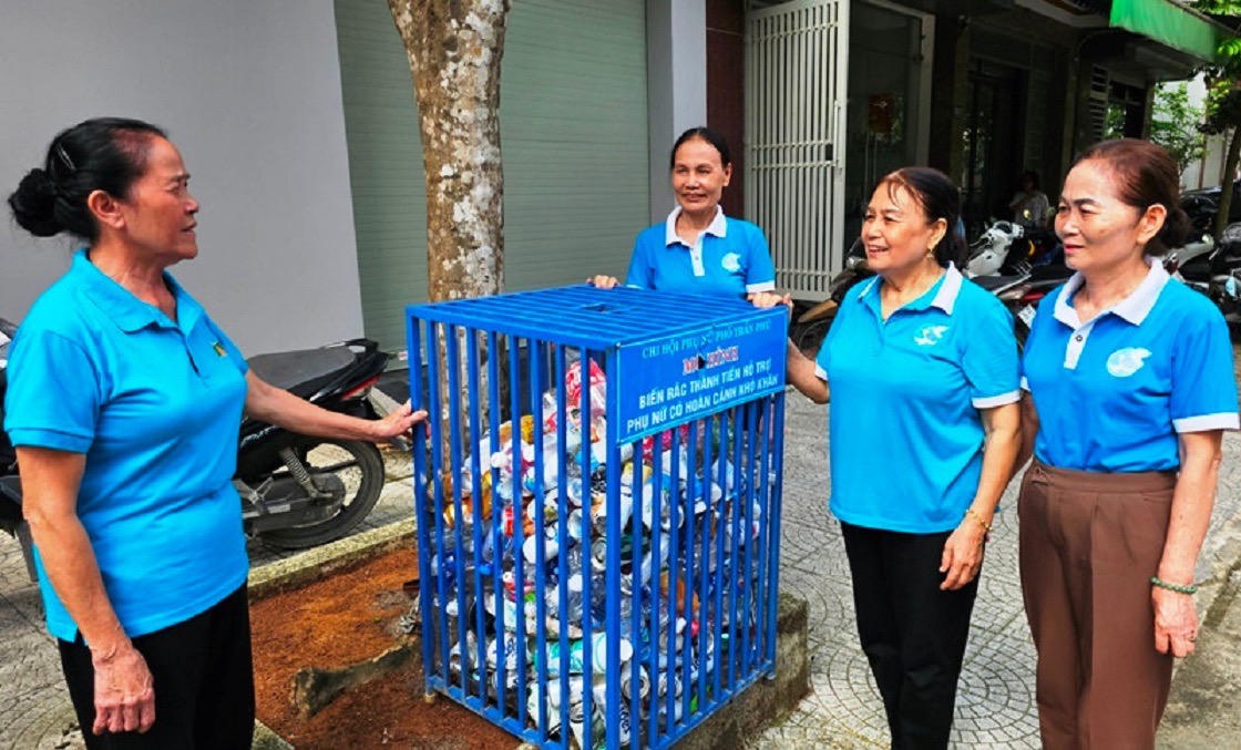 Mô hình “biến rác thải thành tiền” của phụ nữ thành phố Thanh Hóa. Ảnh: Mai Luận