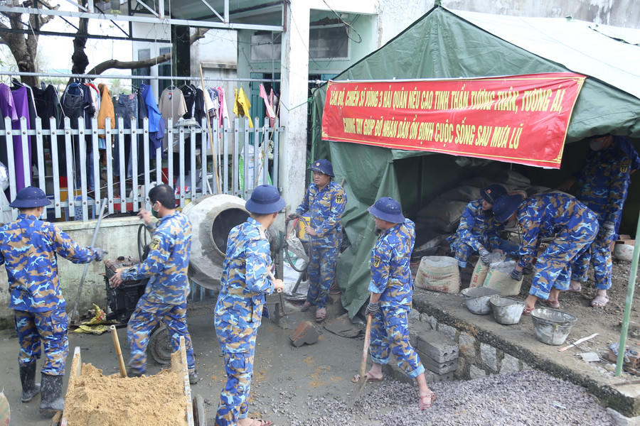 Lực lượng chức năng giúp người dân xây dựng lại nhà cửa sau đợt mưa bão vừa qua. Ảnh: CV.