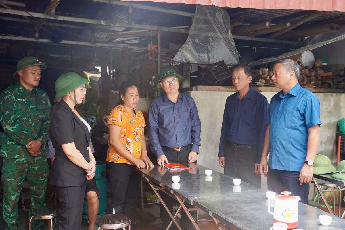 Lãnh đạo Ủy ban MTTQ Việt Nam tỉnh Hưng Yên thăm hỏi, động viên người dân xã Thái Thụy bị thiệt hại do lốc xoáy, xảy ra cuối tháng 9/2025. Ảnh: Duy Hưng.