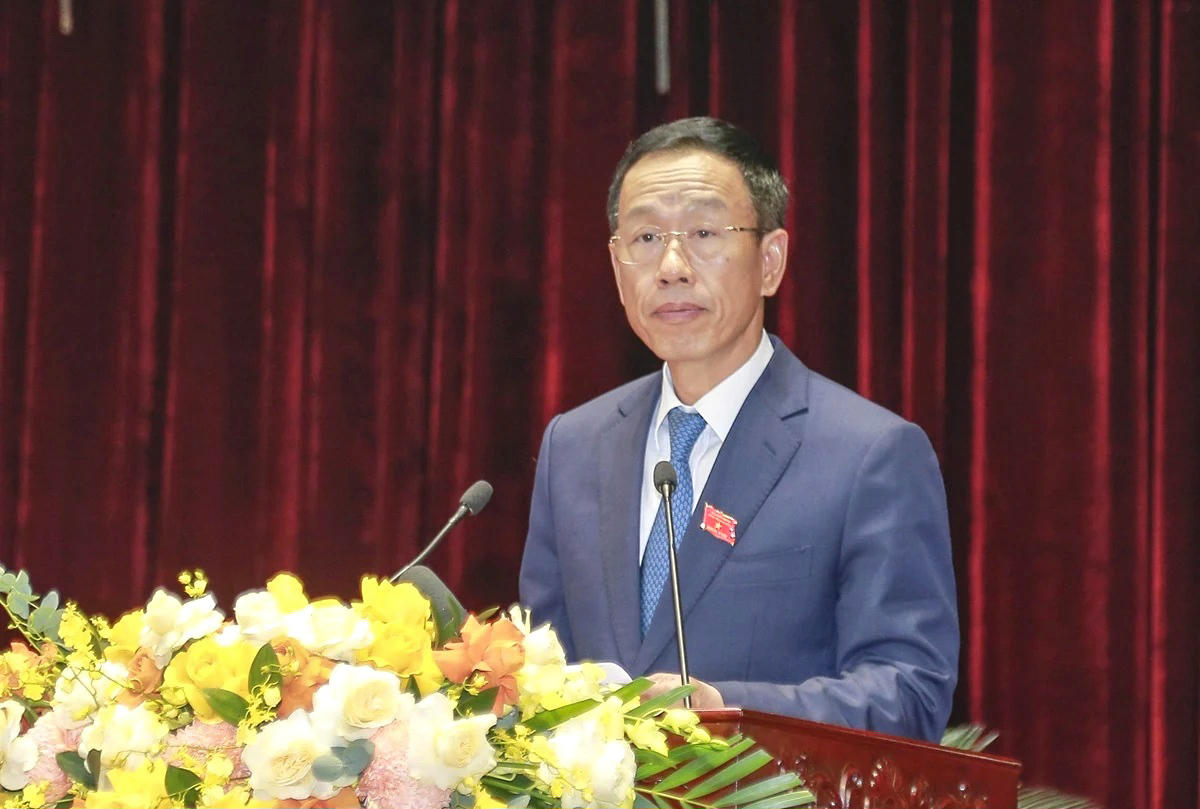 Phó Chủ tịch UBND tỉnh Lê Quang Hùng trình bày báo cáo kết quả giải quyết ý kiến, kiến nghị cử tri gửi đến các kỳ họp trước Ảnh: Lê Hợi.