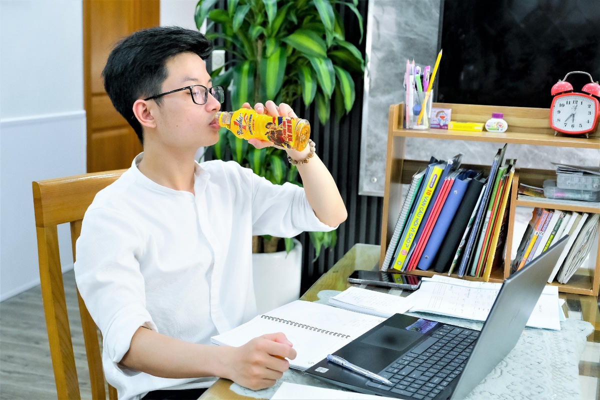 Nhiều người trẻ luôn có sẵn chai Number 1 trên bàn làm việc. Với họ, “tăng lực” giờ không chỉ giúp tỉnh táo, mà còn là cách tiếp năng lượng sạch để bền đam mê mỗi ngày.