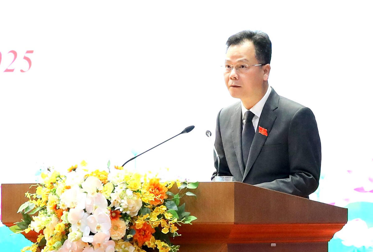 Phó Chủ tịch UBND tỉnh Lào Cai Nguyễn Thành Sinh báo cáo kết quả thực hiện các chỉ tiêu phát triển kinh tế - xã hội năm 2025. Ảnh: Thanh Bình - Tiến Lập.