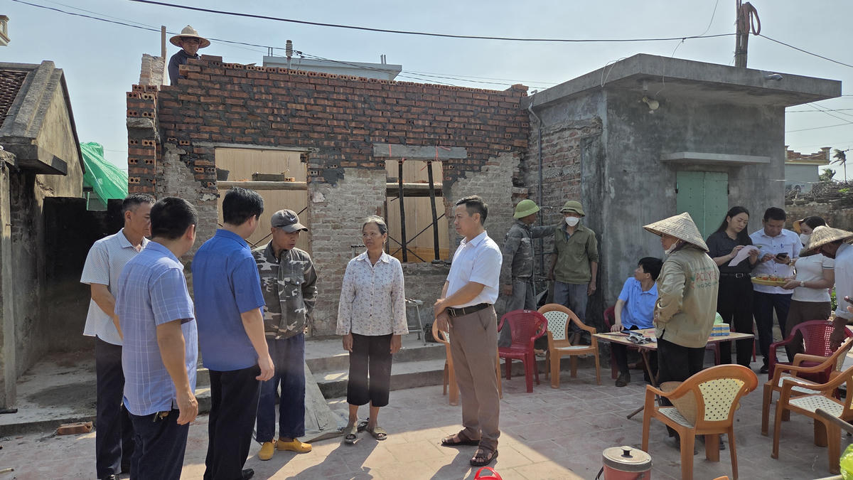 Lãnh đạo Ủy ban MTTQ Việt Nam tỉnh Hưng Yên kiểm tra tiến độ thực hiện Chương trình ủng hộ xóa nhà tạm, nhà dột nát tại xã Trà Giang. Ảnh: Duy Hưng.