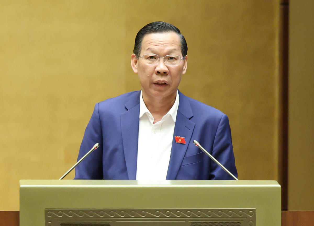 Chủ nhiệm Ủy ban Kinh tế và Tài chính của Quốc hội Phan Văn Mãi trình bày báo cáo thẩm tra. Ảnh: Quang Vinh