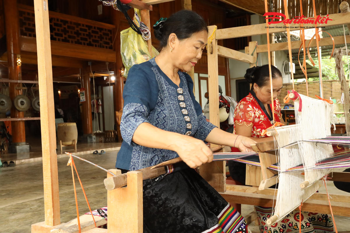 Nghề dệt thổ cẩm của người Thái ở bản Hoa Tiến, xã Châu Tiến có lịch sử lâu đời. Ảnh: ĐB
