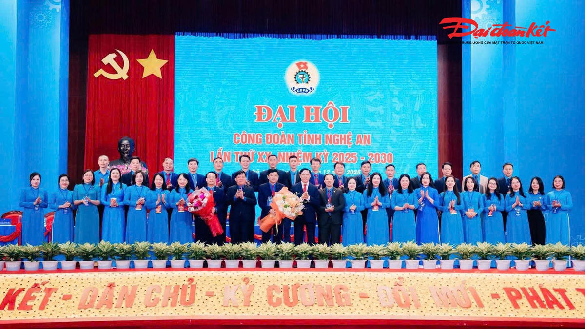 Đại hội đã bầu Ban Chấp hành Công đoàn tỉnh khóa XX gồm 29 vị; Ban Thường vụ gồm 9 vị; đồng thời lựa chọn 12 đại biểu dự Đại hội Công đoàn Việt Nam. Ảnh: LĐ