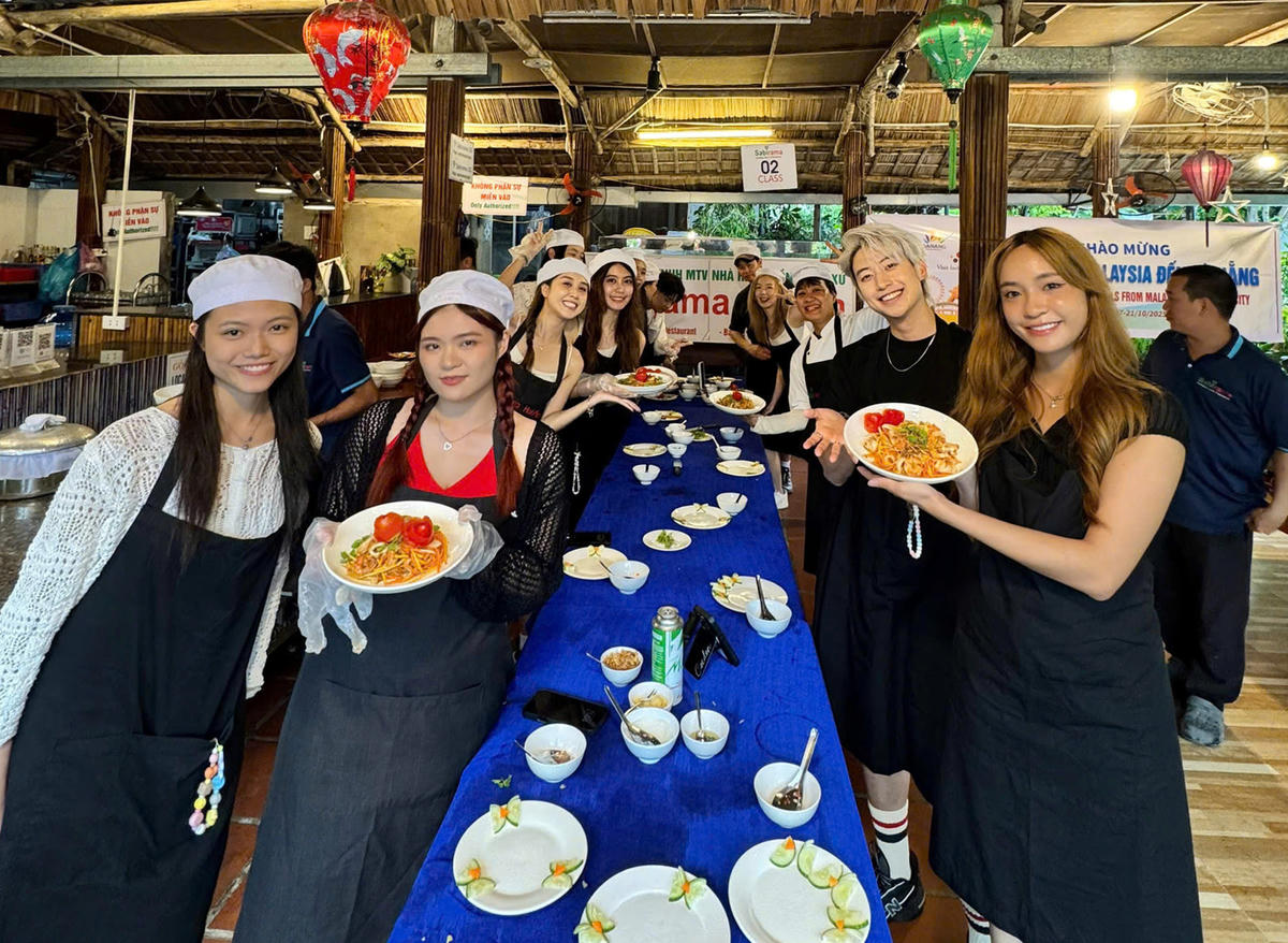 Đoàn KOL Malaysia trải nghiệm làm món ăn tại Hội An. Ảnh: Nguyễn Tú.