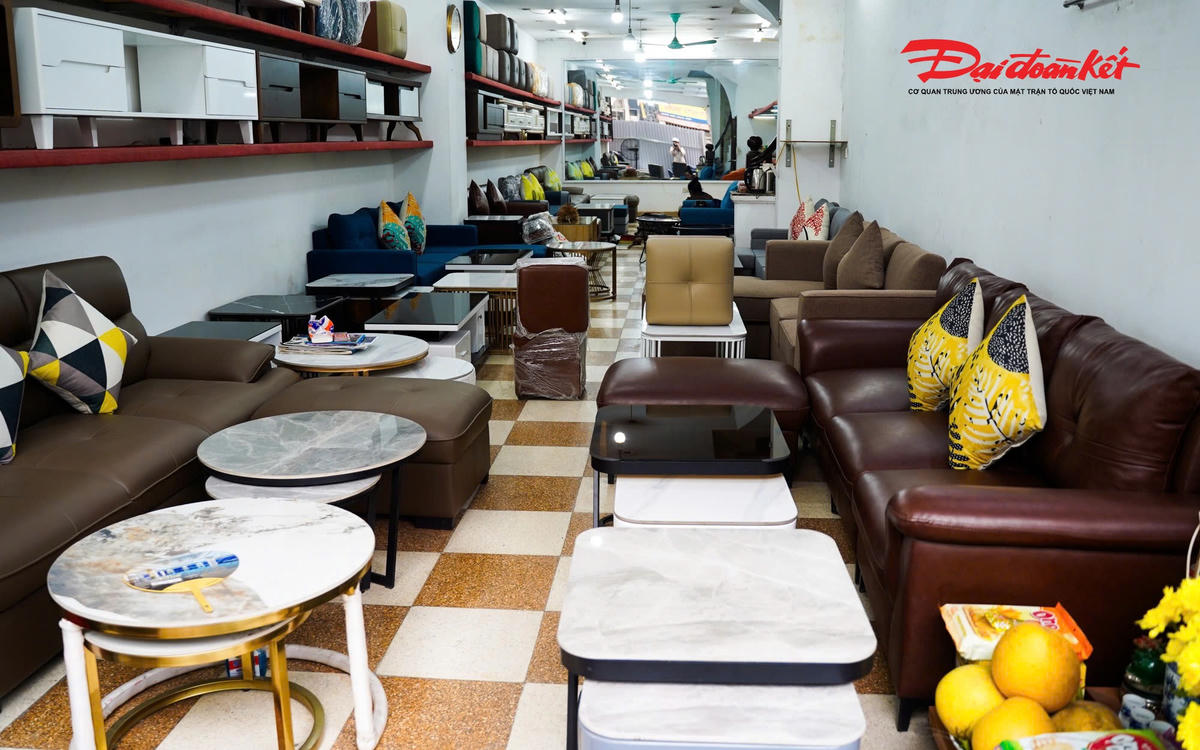 Chị Thanh Xuân sinh sống trên tuyến đường Đê La Thành cho biết: "Nhà tôi đang giảm giá nốt số hàng còn lại, mức giảm từ 20–30%. Nếu không bán hết thì chúng tôi sẽ chuyển về kho để kịp hoàn trả mặt bằng cho dự án. Gia đình tôi dự kiến sẽ di dời toàn bộ trước ngày 10/12".