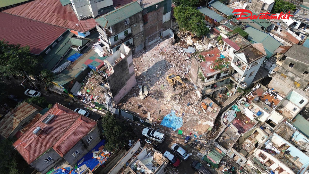 Theo ghi nhận của PV Báo Đại đoàn kết, những ngày qua nhiều công nhân, cùng máy móc nhanh chóng tháo dỡ các công trình để bàn giao mặt bằng phục vụ thi công tuyến đường Vành đai 1 đoạn Hoàng Cầu – Voi Phục. 