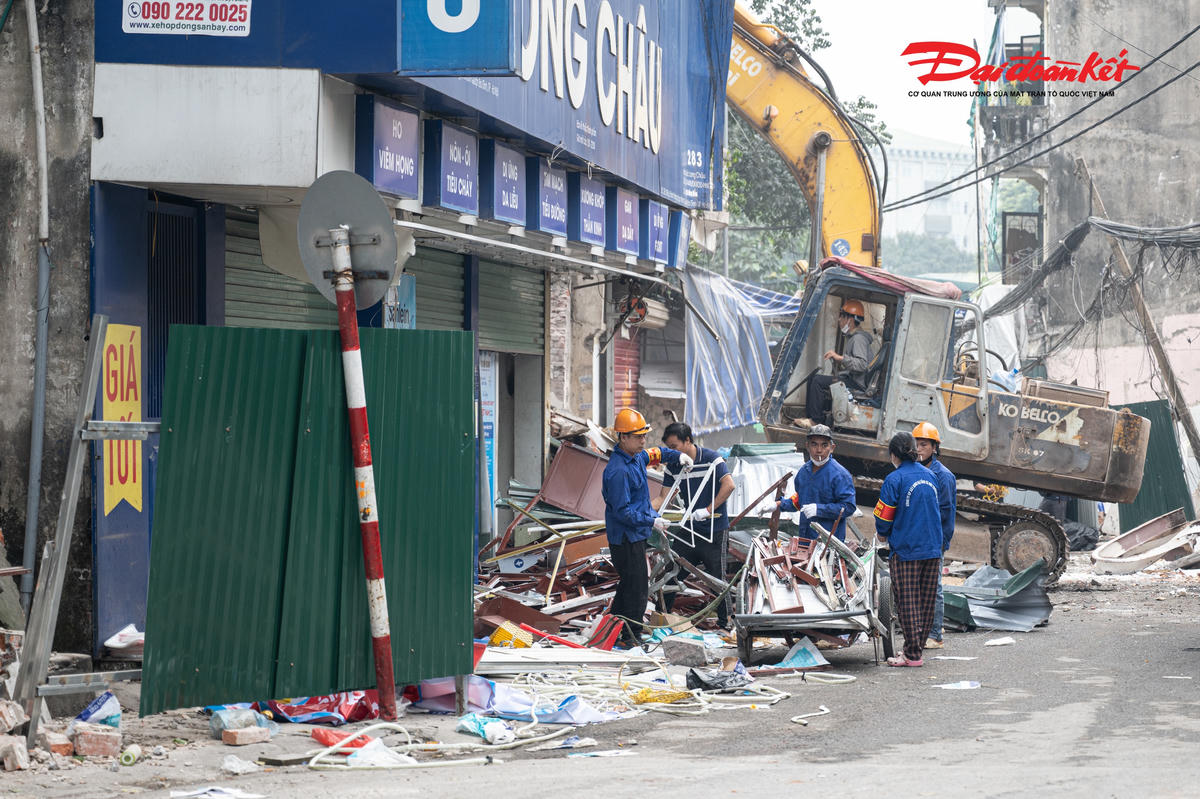 Lõi thép trong cột bê tông, khung cửa sắt... đều được các công nhân phân loại và thu gom.