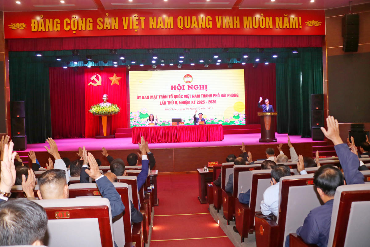 Hội nghị biểu quyết thông qua các nội dung quan trọng&nbsp;xem xét, công nhận thành viên tổ chức của Uỷ ban MTTQ Việt Nam thành phố theo đơn vị hành chính mới sau sắp xếp. Ảnh: PT.&nbsp;