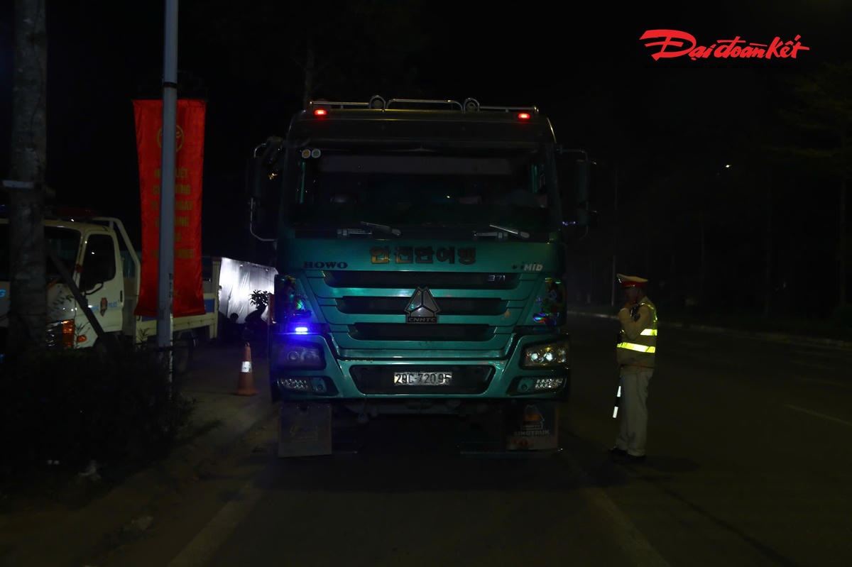 CSGT Hà Nội xử lý xe quá tải.