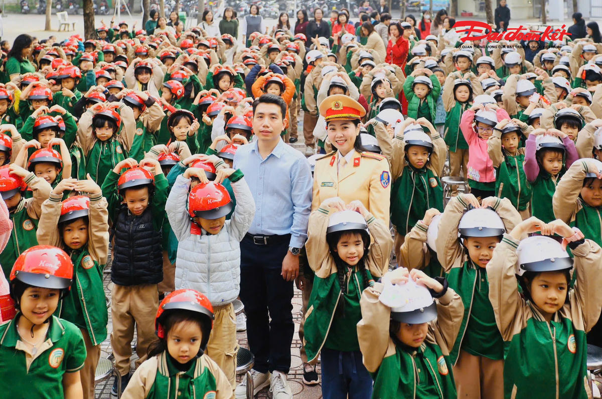 Ban tổ chức trao tặng gần 300 mũ bảo hiểm cho học sinh của trường.