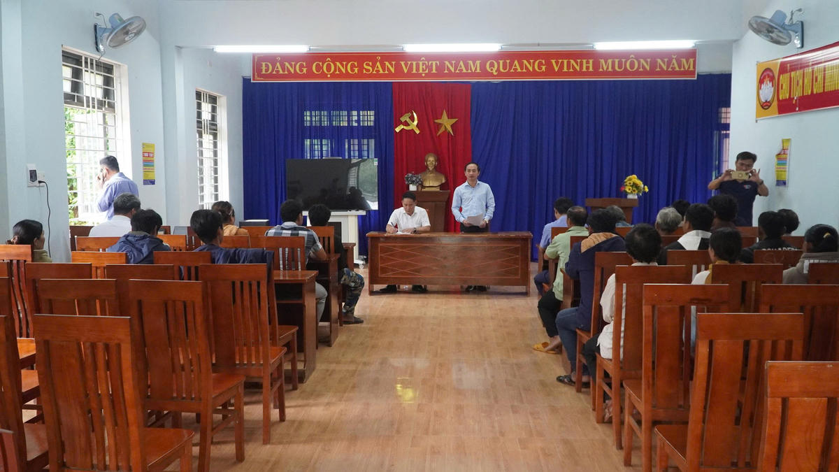 Chính quyền xã Trà Tân tổ chức lấy ý kiến người dân xây dựng nhà bị thiệt hại do mưa bão. Ảnh: CV.