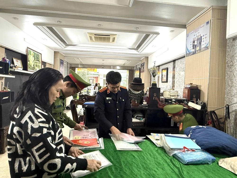 Lực lượng chức năng tiến hành khám xét tại nhà riêng của vợ chồng Nguyễn Hữu Bình và Lê Thị Thu Hương.