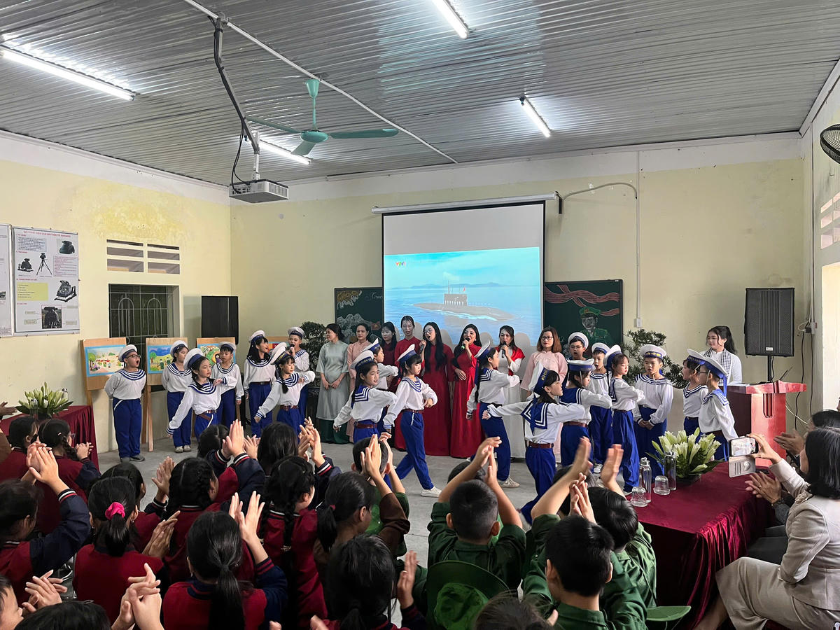 Học sinh Trường Tiểu học Tây Tựu A tham gia hoạt động chuyên đề, lồng tiếng Anh vào chương trình giao lưu do nhà trường tổ chức sáng 9/12. 