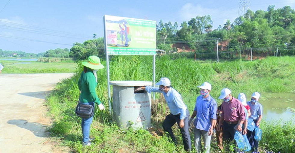 Tỉnh Phú Thọ hướng dẫn bà con nông dân thu gom bao bì vỏ thuốc bảo vệ thực vật vào bể chứa theo quy định. Ảnh: Hương Mai