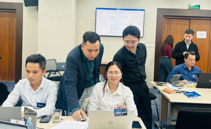 Cán bộ học viên Vinataba được chuyên gia đào tạo về ứng dụng AI và công nghệ số